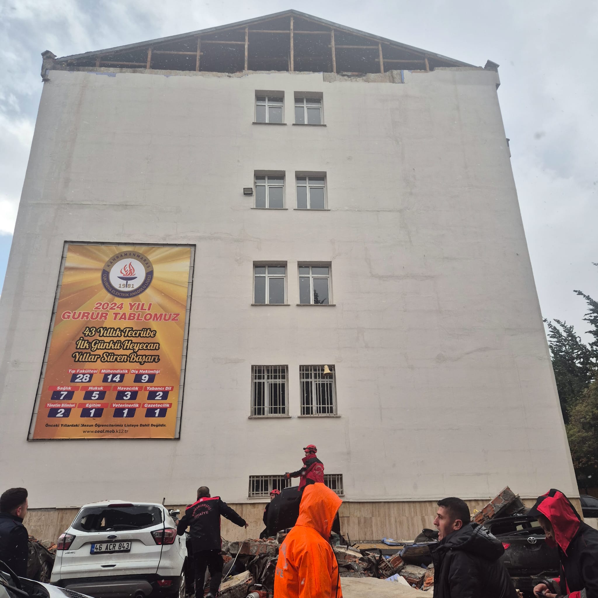 DUVAR ARAÇLARIN ÜZERİNE DÜŞTÜ 3 YARALI