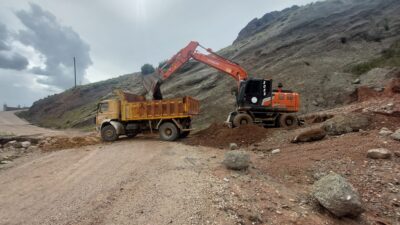 105 mahallesinde eş zamanlı olarak altyapı ve yol düzenleme çalışmaları