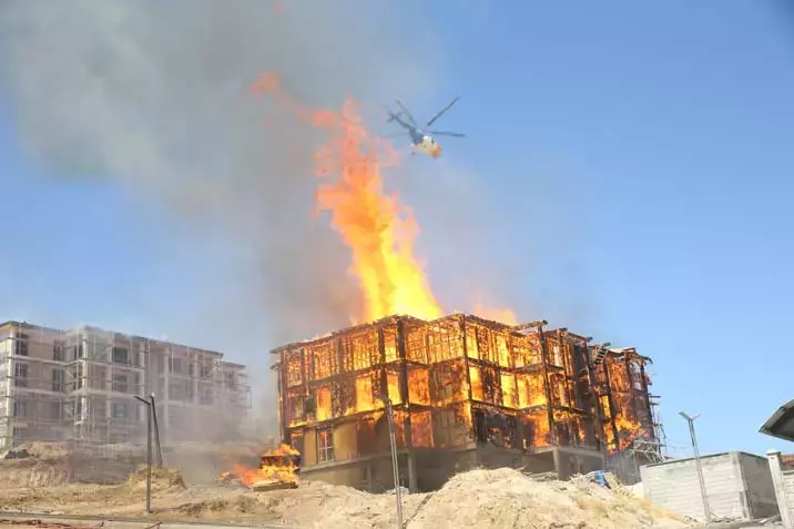 YANGIN ZORLU MÜCADELE İLE 4 SAATTE KONTROL ALTINA ALINDI