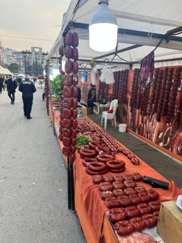 Onikişubat Belediyesi Zabıta Müdürlüğü ekipleri tarafından Yöresel Pazar’da gerçekleştirilen denetimler