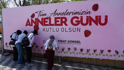 Büyükşehir’den Duygu Dolu Jest; Açık Hava Panoları Sevgiyle Doldu